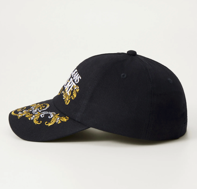 Gorra Versace negra para mujer bordado grecas