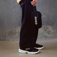 Thumbnail for HUGO cangurera para niño y teen negra logo en blanco, ajustable