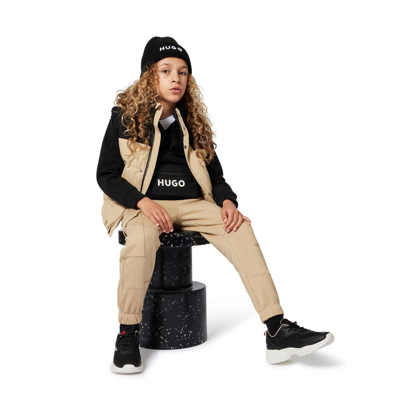 HUGO cangurera para niño y teen negra logo en blanco, ajustable