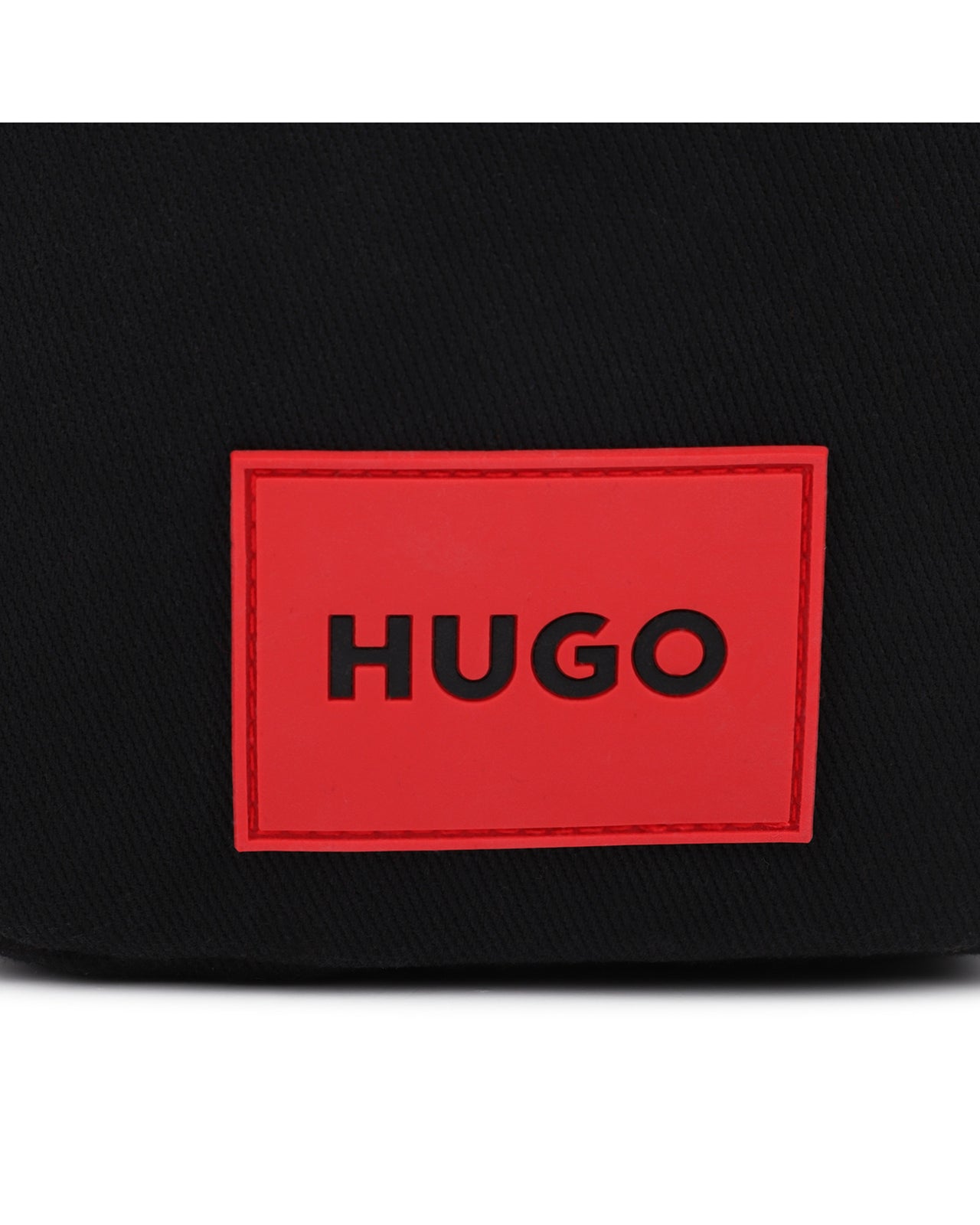 HUGO cross body o pasaportera para niño y teen negra logo rojo