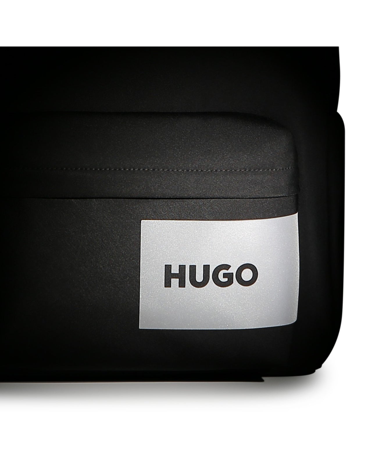 HUGO backpack en color negro, bolsas laterales y una frontal, luego al frente reflejante