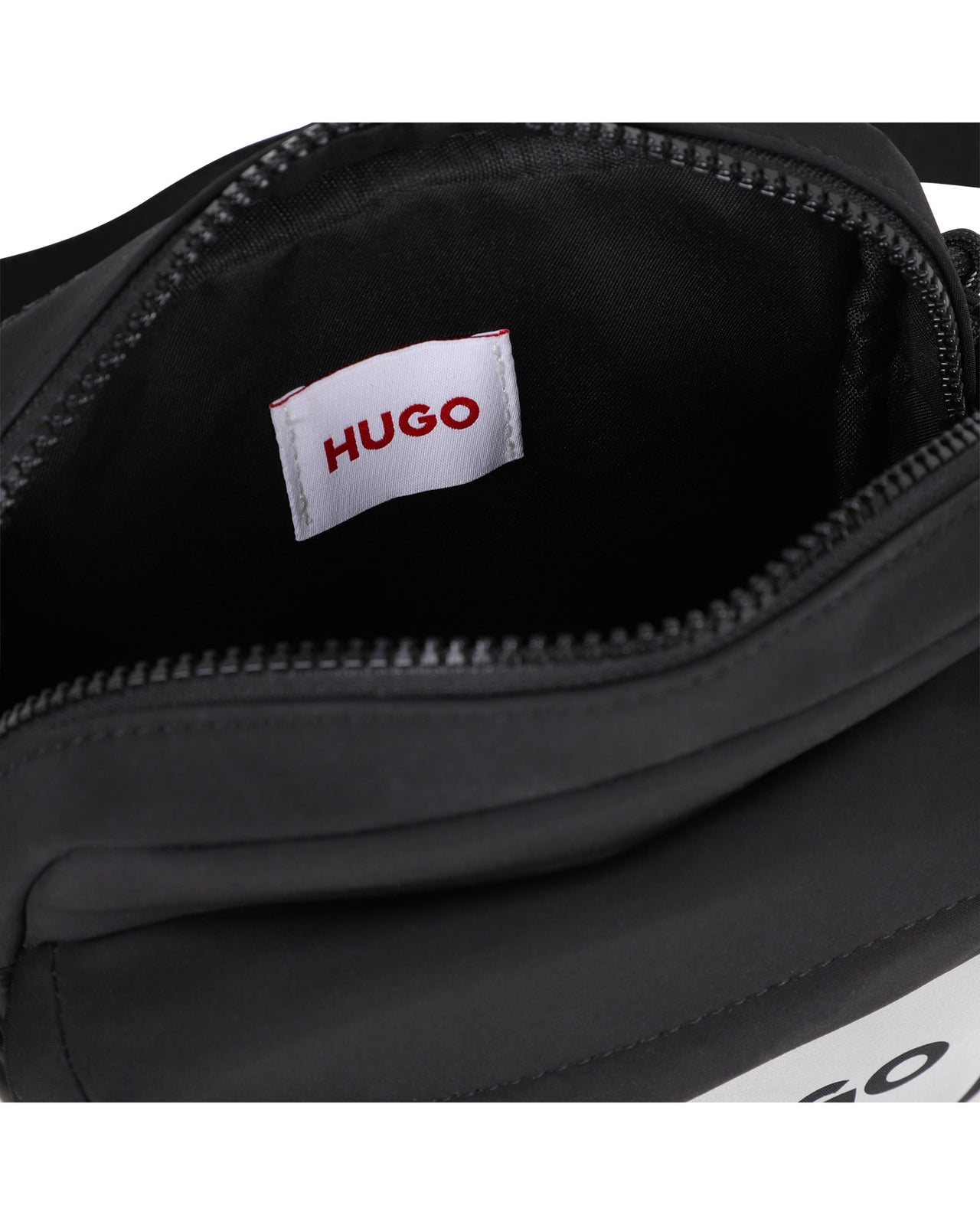 HUGO cross body o porta celular para niño y teen color negro cuadrada