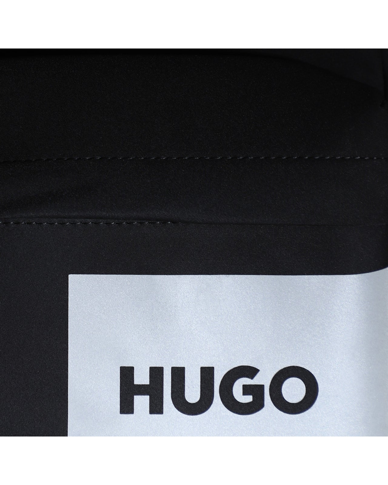 HUGO cross body o porta celular para niño y teen color negro cuadrada