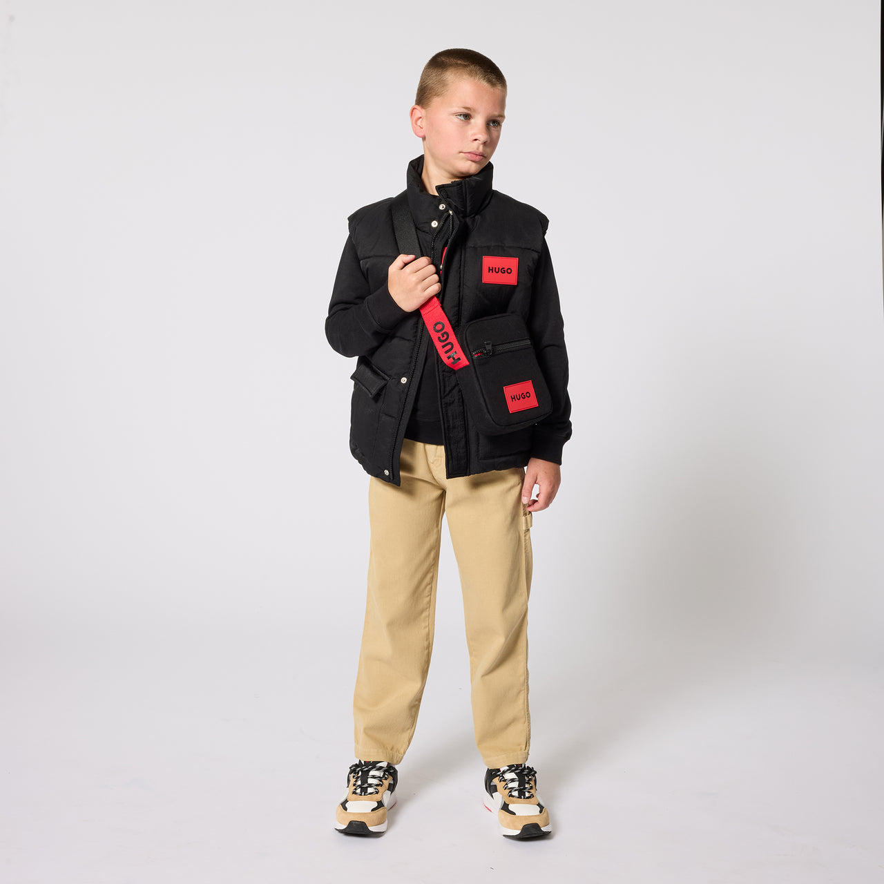HUGO Chaleco para niño y teen negro con parche en rojo con logo