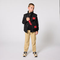 Thumbnail for HUGO Chaleco para niño y teen negro con parche en rojo con logo