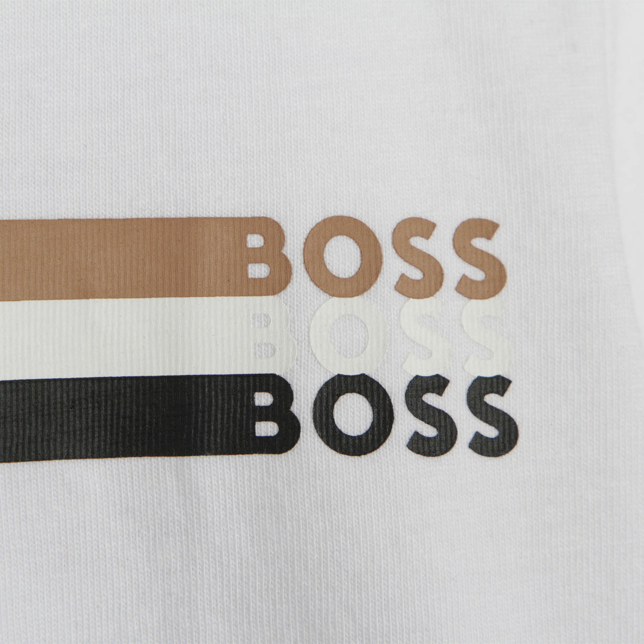 PLAYERA BLANCA HUGO BOSS MANGA Y HOMBRO CON LETRAS.