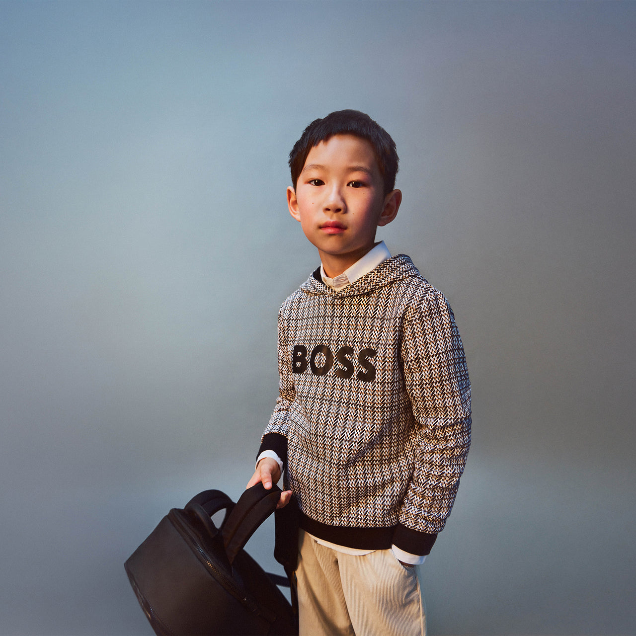 BOSS Sudadera para niño y teen negra logo al frente tela tipo tejida