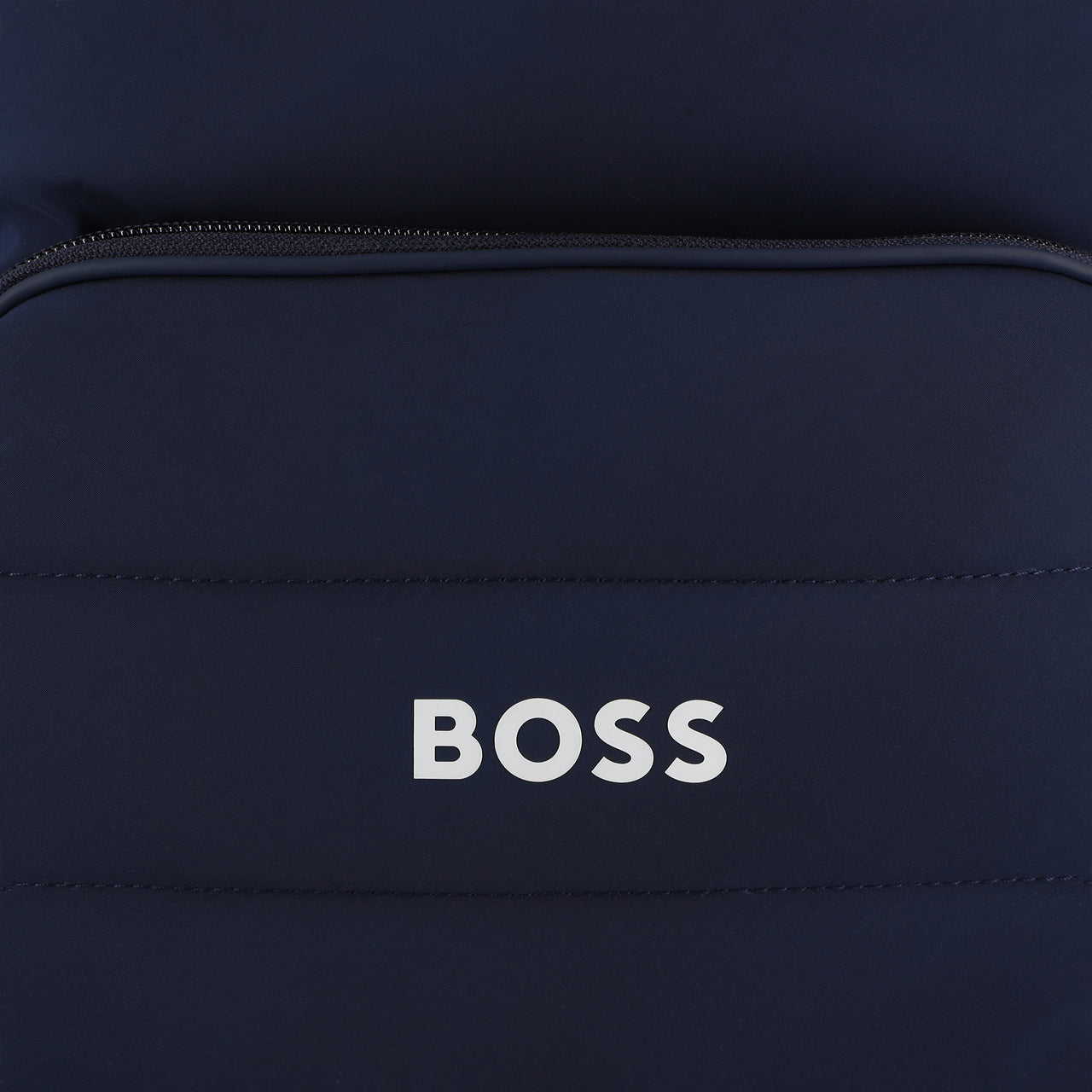 BOSS backpack para niño y teen azul marino logo, al frente en blanco