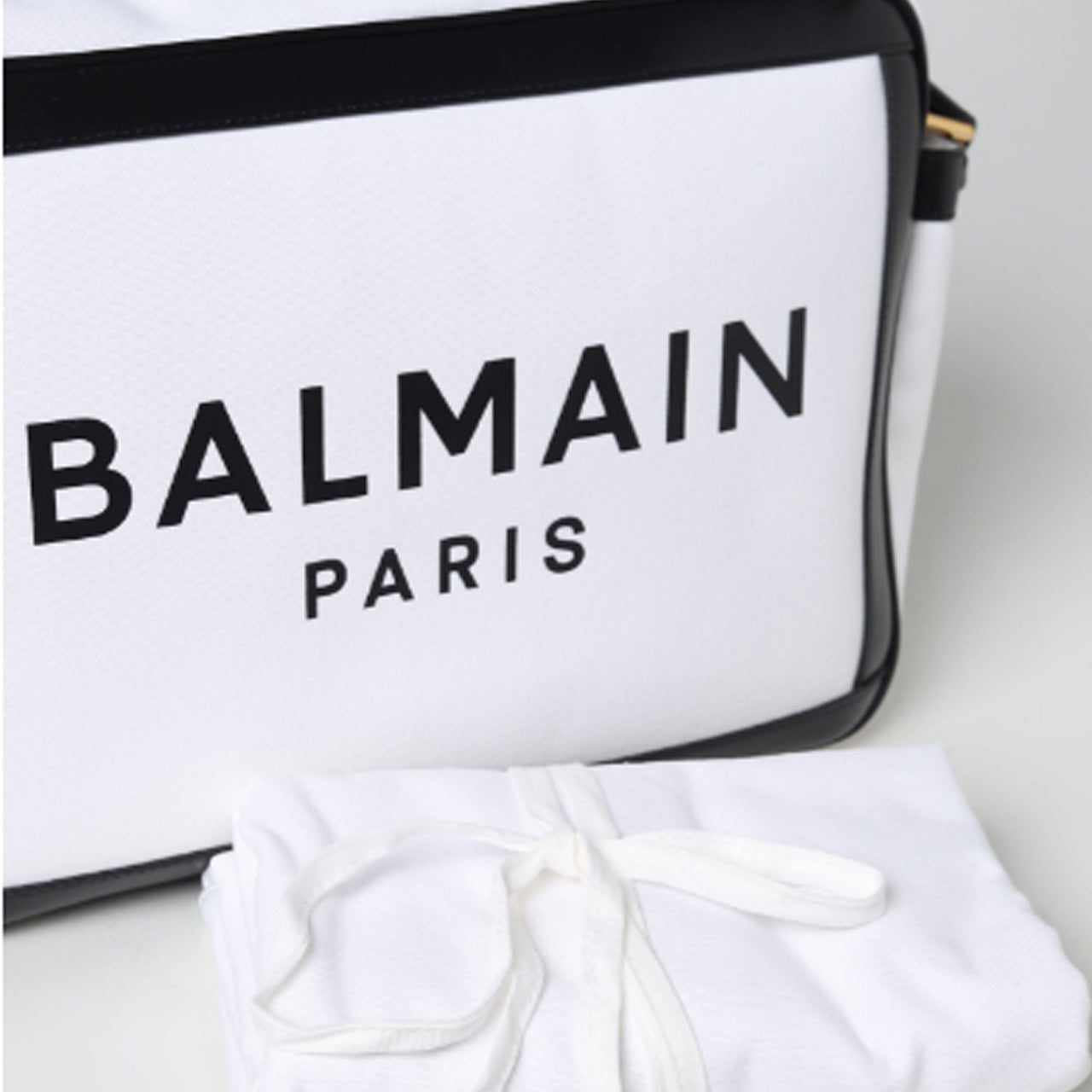 Pañalera o bolsa BALMAIN blanca